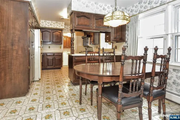 $1,099,000 | 19 Aldbury Drive, Upper Saddle River, NJ 07458