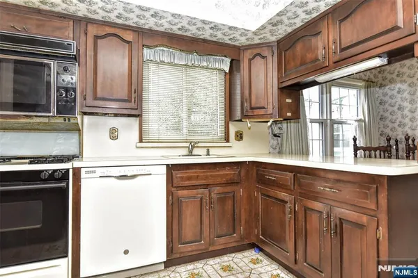 $1,099,000 | 19 Aldbury Drive, Upper Saddle River, NJ 07458