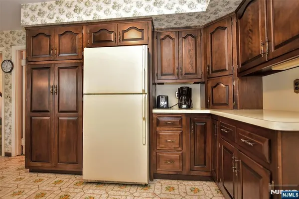 $1,099,000 | 19 Aldbury Drive, Upper Saddle River, NJ 07458