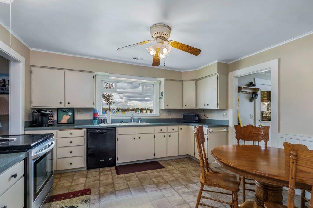 10572 Fleming Road Powell Butte, OR 97753 - Photo 33 of 54 Cozy kitchen with a nice dining nook