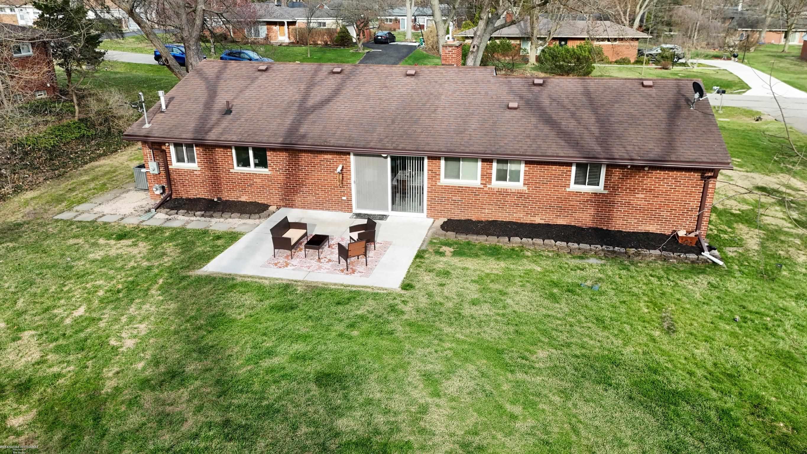 28357 New Castle Road Farmington, MI 48331 - Photo 9 of 46 50203049-425d0327-9a06-430a-9c1b-709b5a91bf7e.JPG