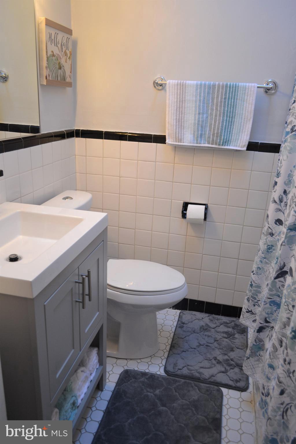 1363 Pennington Road Philadelphia, PA 19151 - Photo 22 of 34 Hall Bath