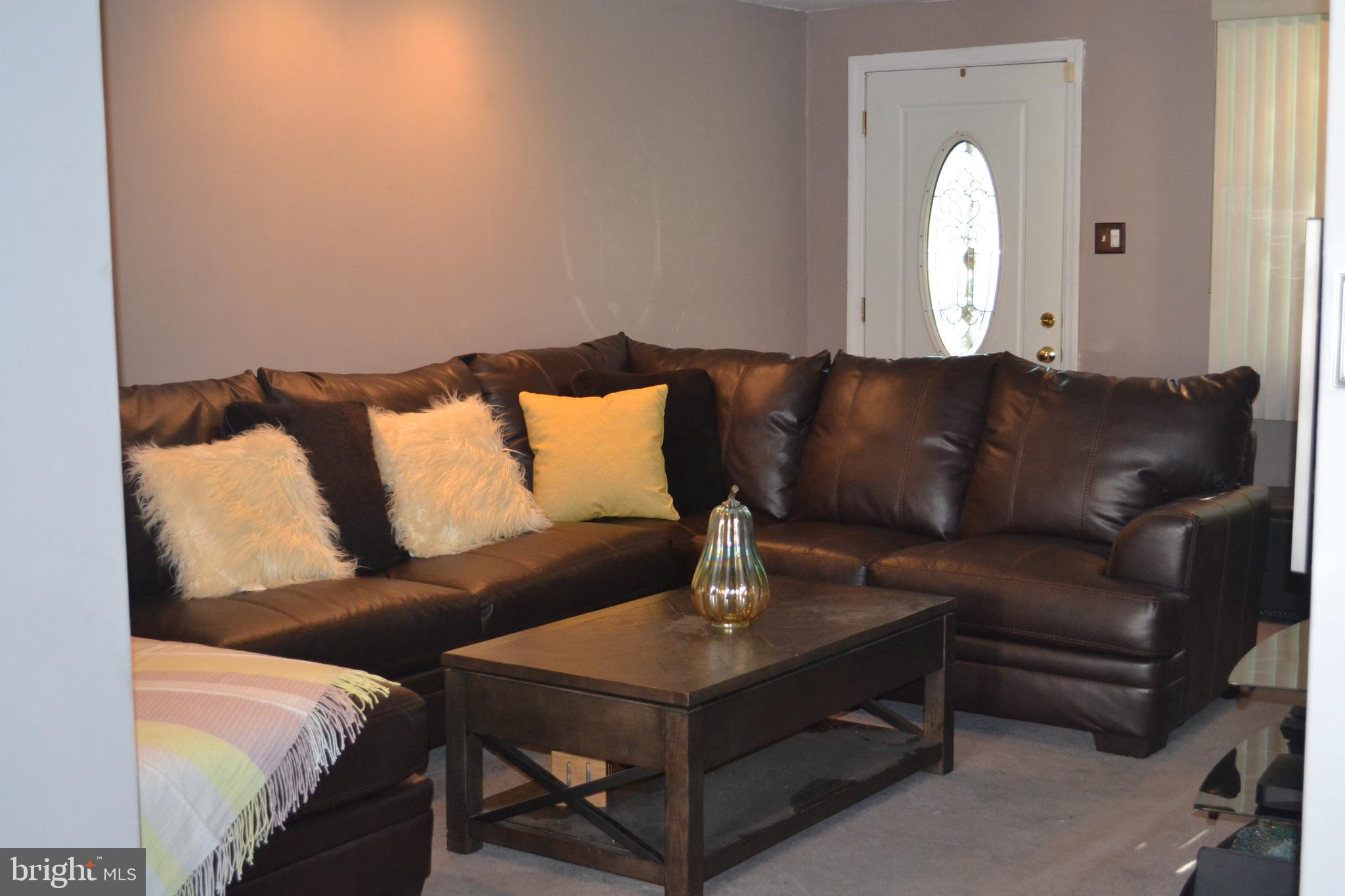 1363 Pennington Road Philadelphia, PA 19151 - Photo 4 of 34 Living Room