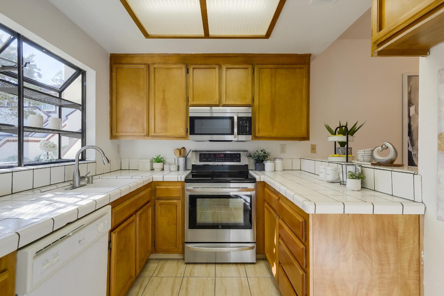 1400 Bowe Avenue, Unit 302 Santa Clara, CA 95051 - Photo 5 of 16 a kitchen with a sink stove and microwave