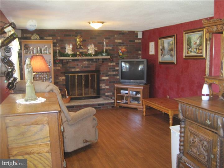 945 Kirk Road Williamstown, NJ 08094 - Photo 11 of 19 Family Room