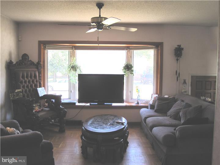 945 Kirk Road Williamstown, NJ 08094 - Photo 3 of 19 Living Room