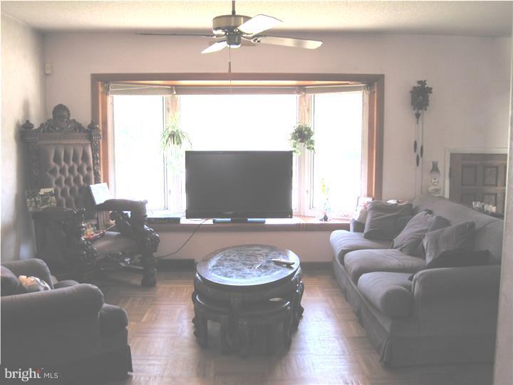 945 Kirk Road Williamstown, NJ 08094 - Photo 4 of 19 Living Room