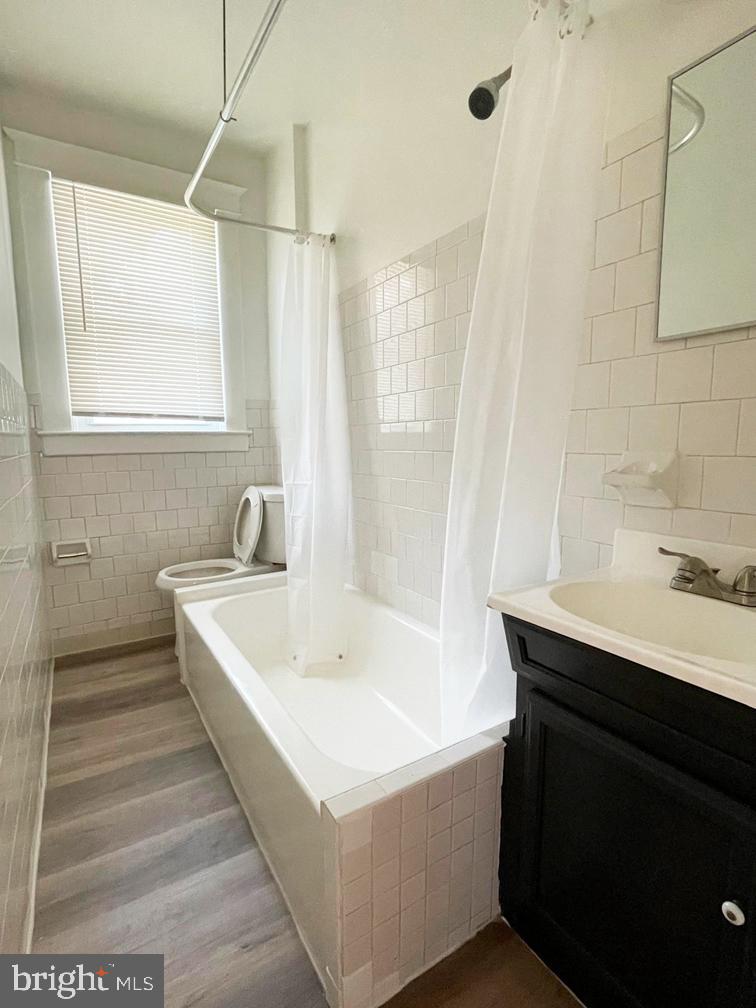 3609 Brooklyn Avenue Baltimore, MD 21225 - Photo 15 of 41 a bathroom with a tub a sink and mirror