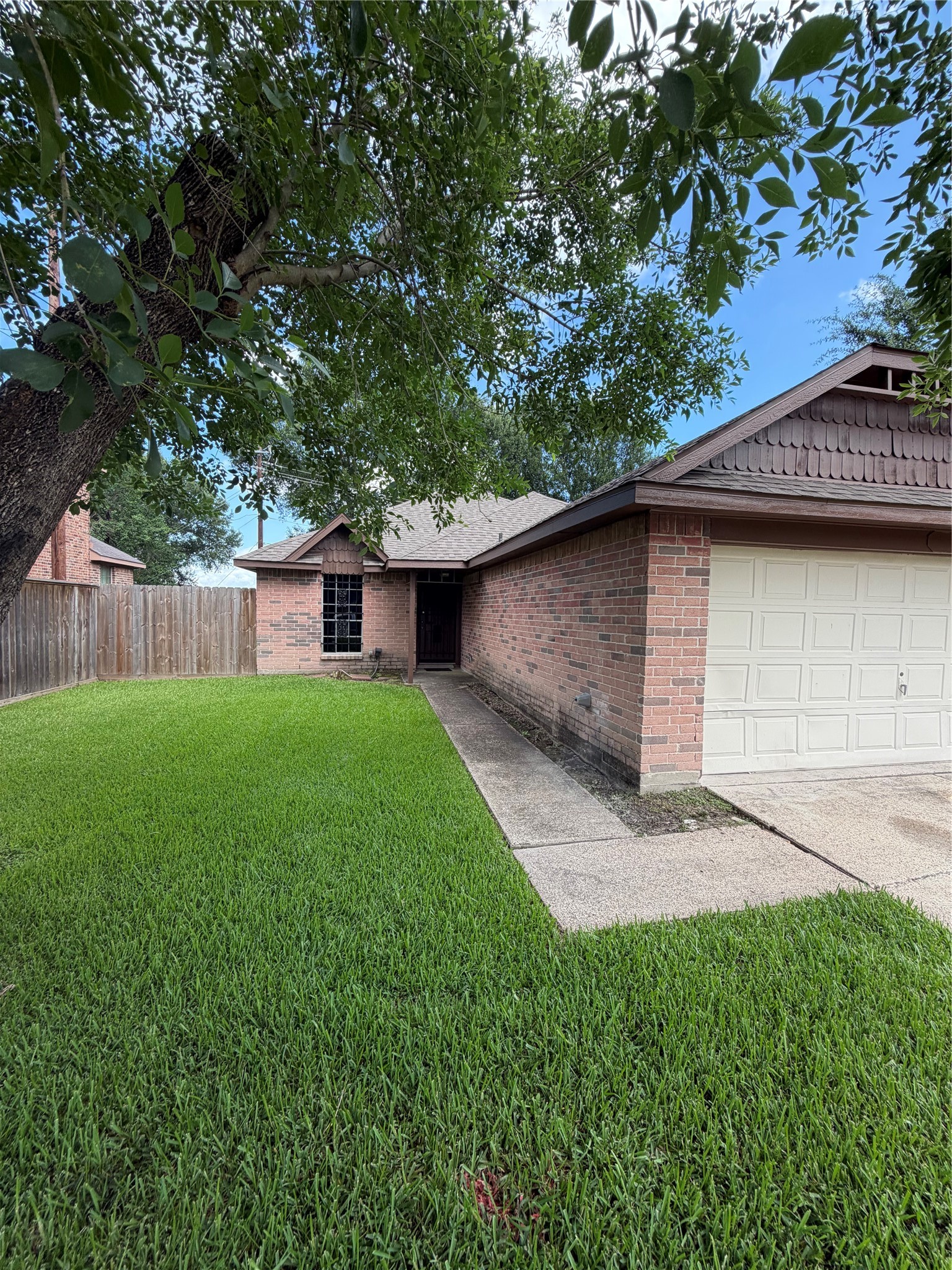 8662 Pearl Point Street Houston, TX 77044 - Photo 2 of 28 a front view of house with backyard and green space