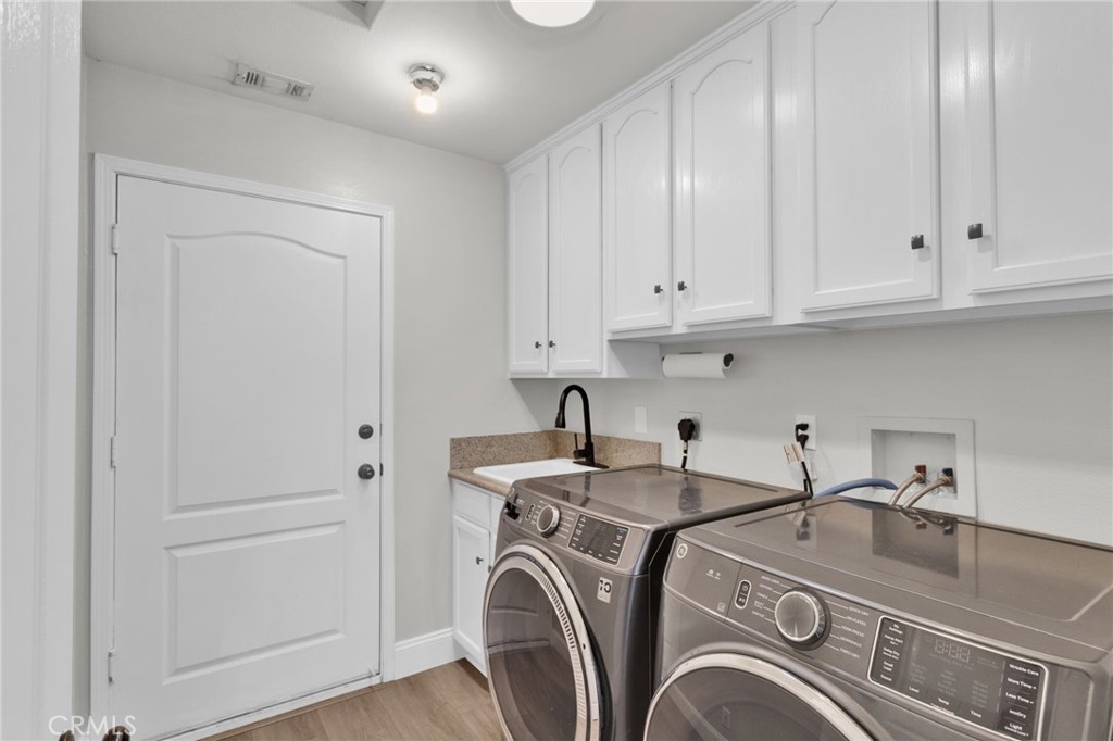 11410 Cibola Road Apple Valley, CA 92308 - Photo 26 of 45 a utility room with dryer and washer