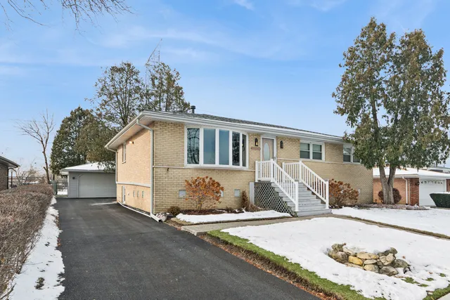 $399,900 | 10506 South Michael Drive, Palos Hills, IL 60465