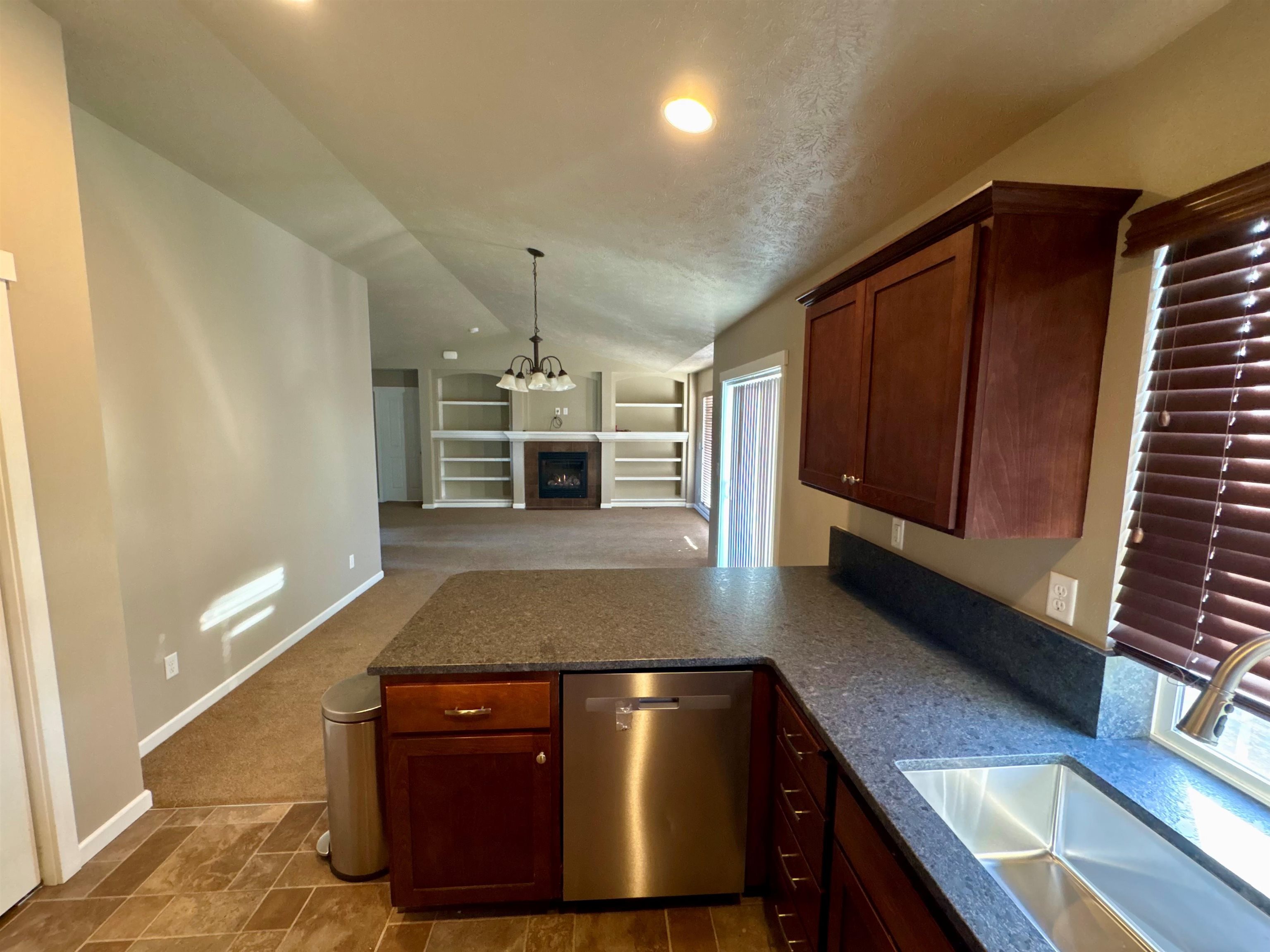 15317 North Hunter's Pointe Road Mead, WA 99021 - Photo 4 of 35