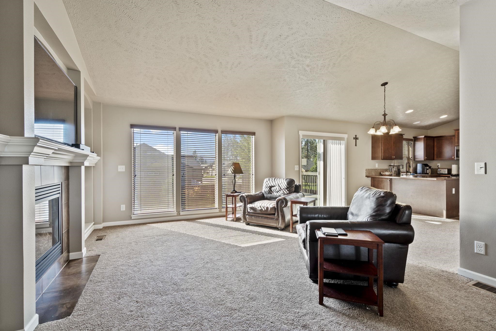 15317 North Hunter's Pointe Road Mead, WA 99021 - Photo 5 of 35