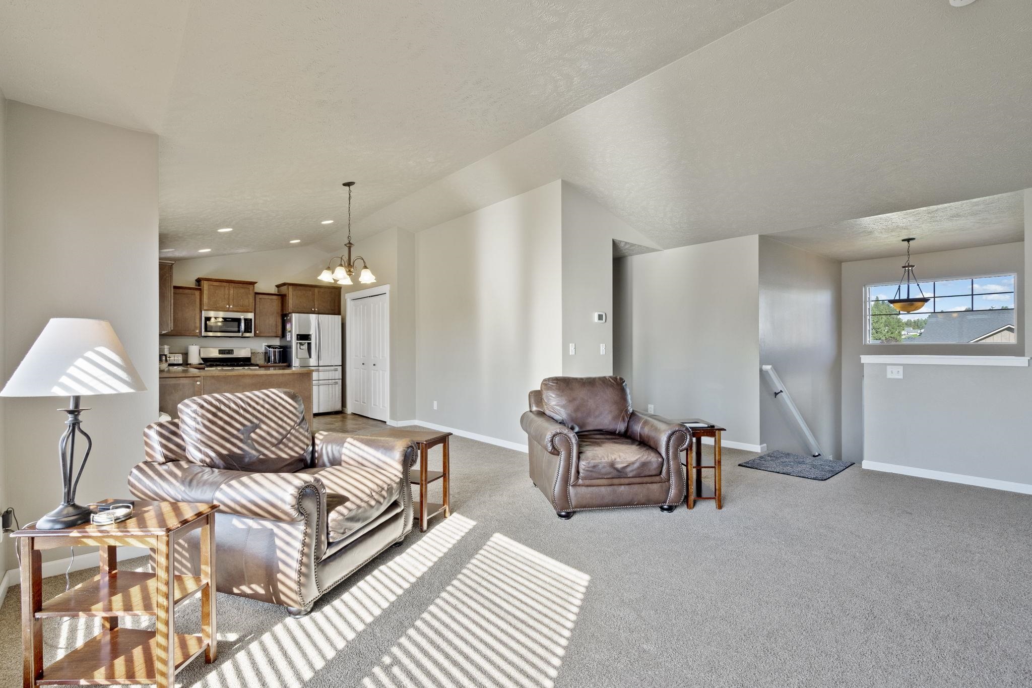 15317 North Hunter's Pointe Road Mead, WA 99021 - Photo 7 of 35