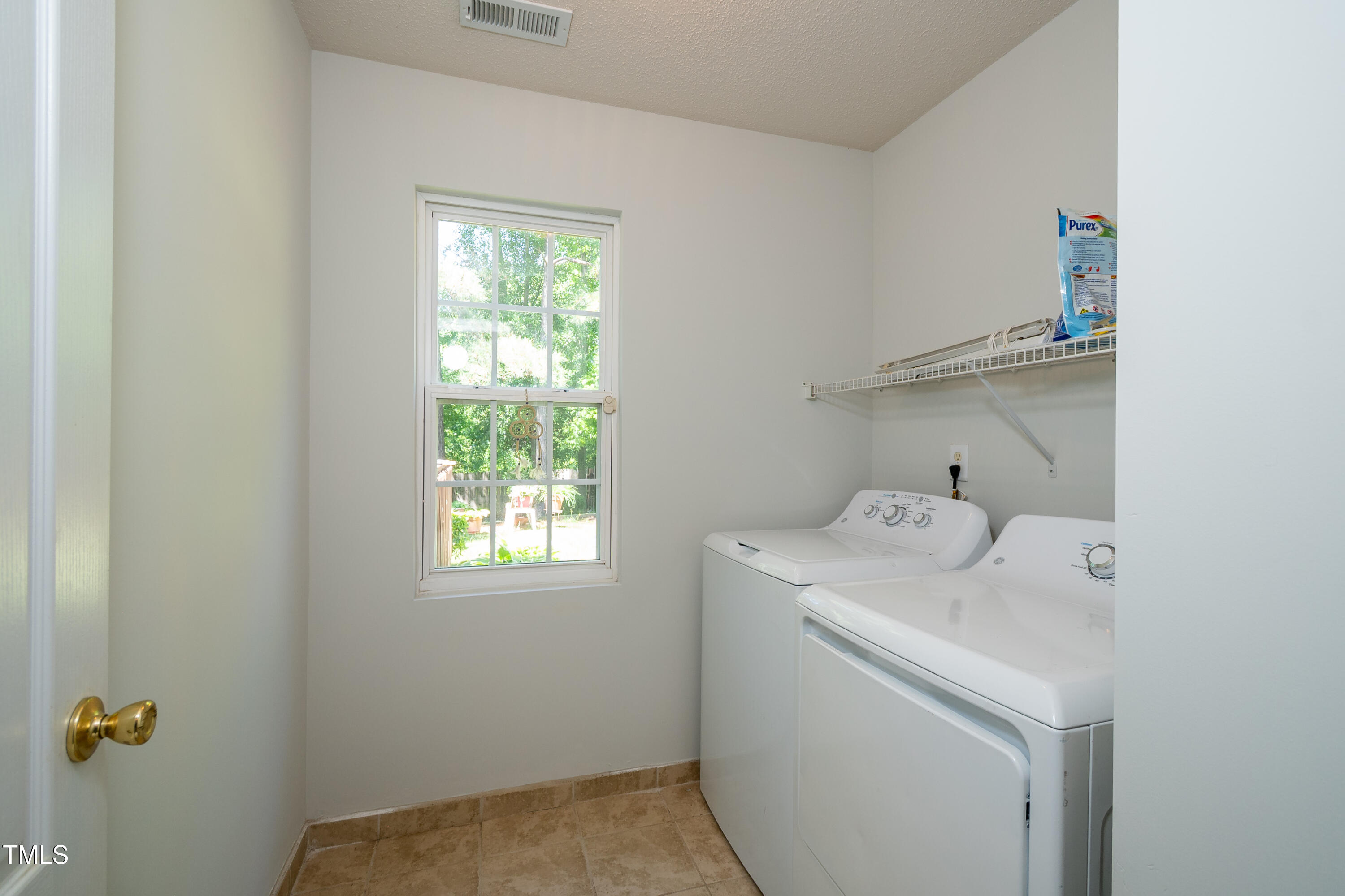 3016 Hayling Drive Raleigh, NC 27610 - Photo 8 of 16 DSC_3576
