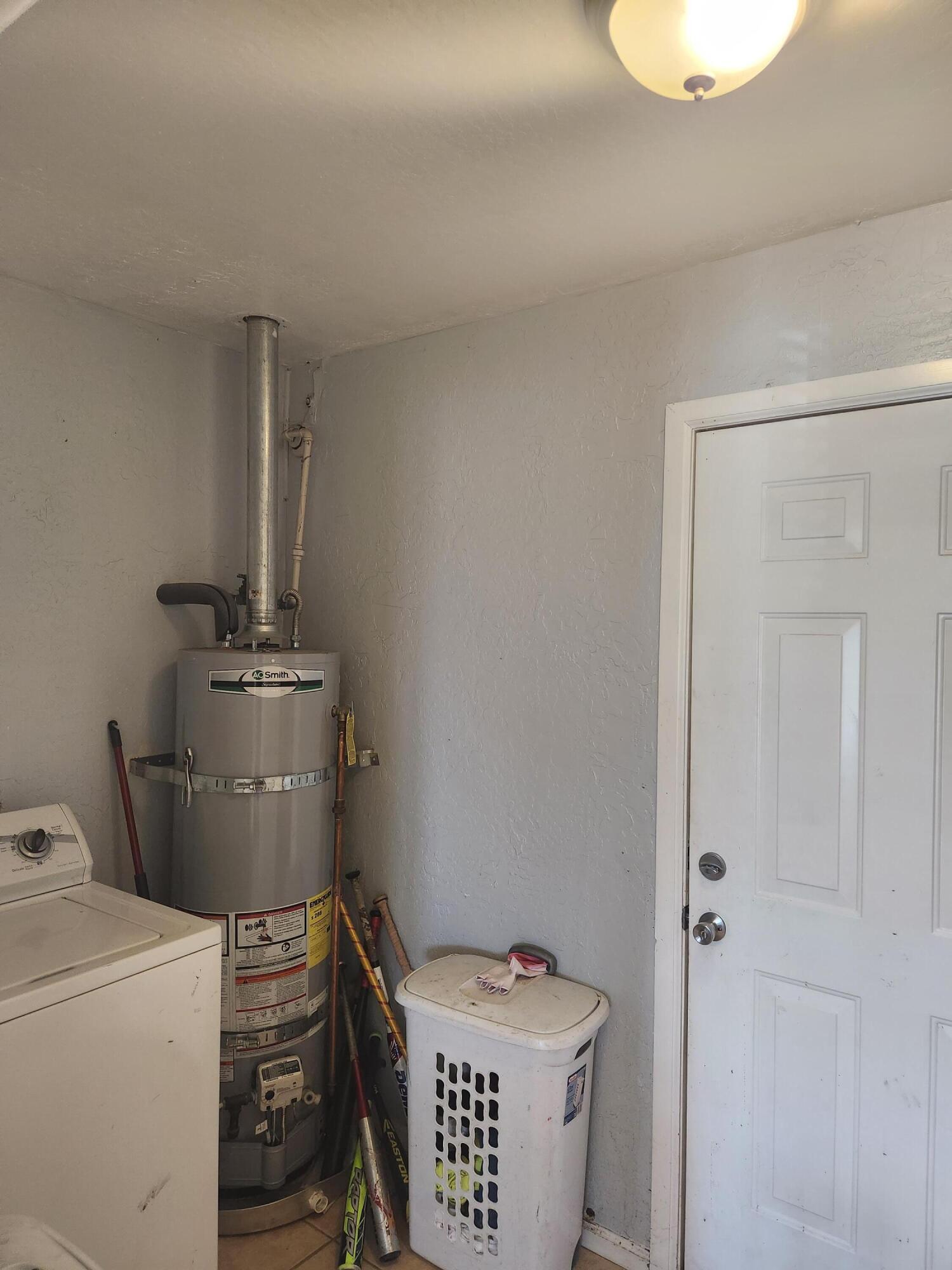 752 South R Street Tulare, CA 93274 - Photo 10 of 27 Laundry Room