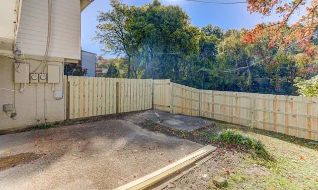 a view of a backyard