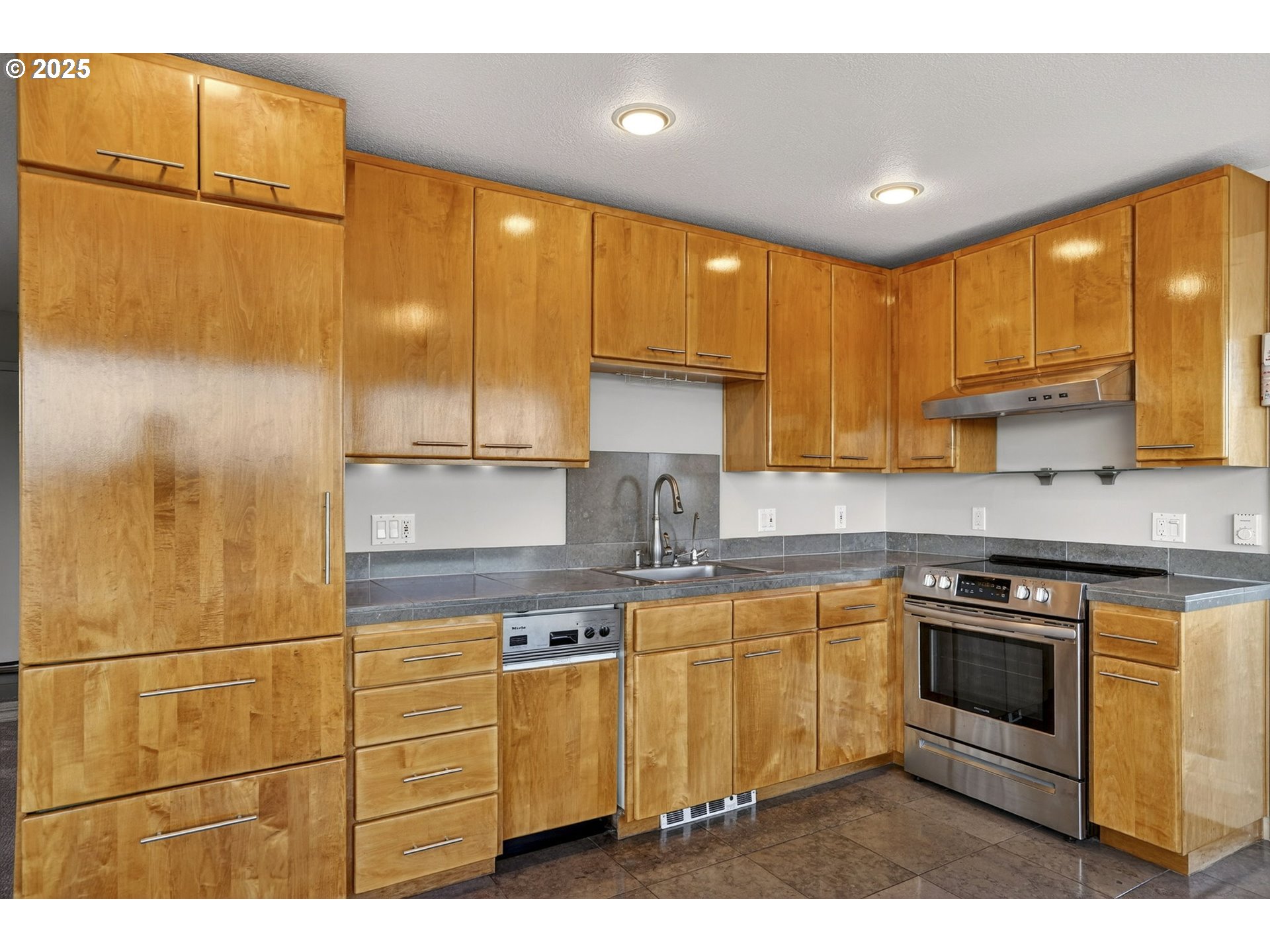 3515 Southwest Barbur Boulevard, Unit R2 Portland, OR 97239 - Photo 15 of 35 a kitchen with cabinets a sink and appliances