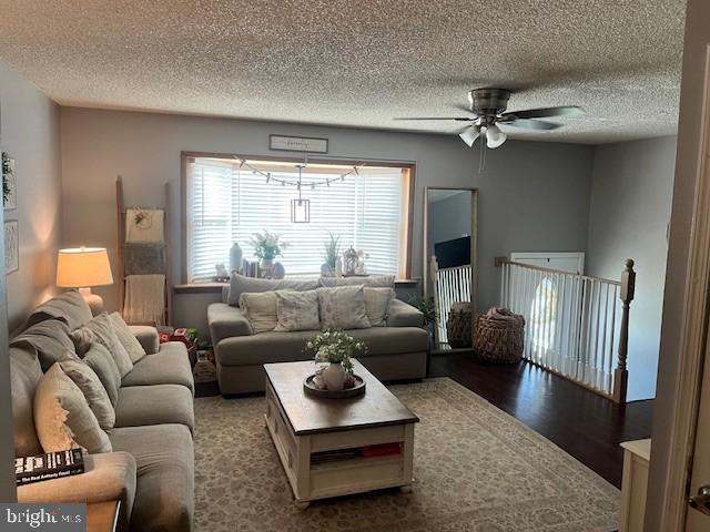 3261 Byberry Road Philadelphia, PA 19154 - Photo 3 of 27 Living room