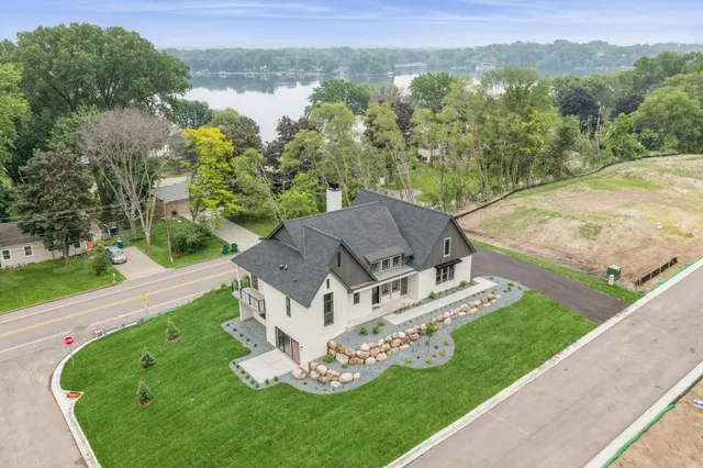 $1,249,900 | 2706 Lakeview Court, St. Paul, MN 55117