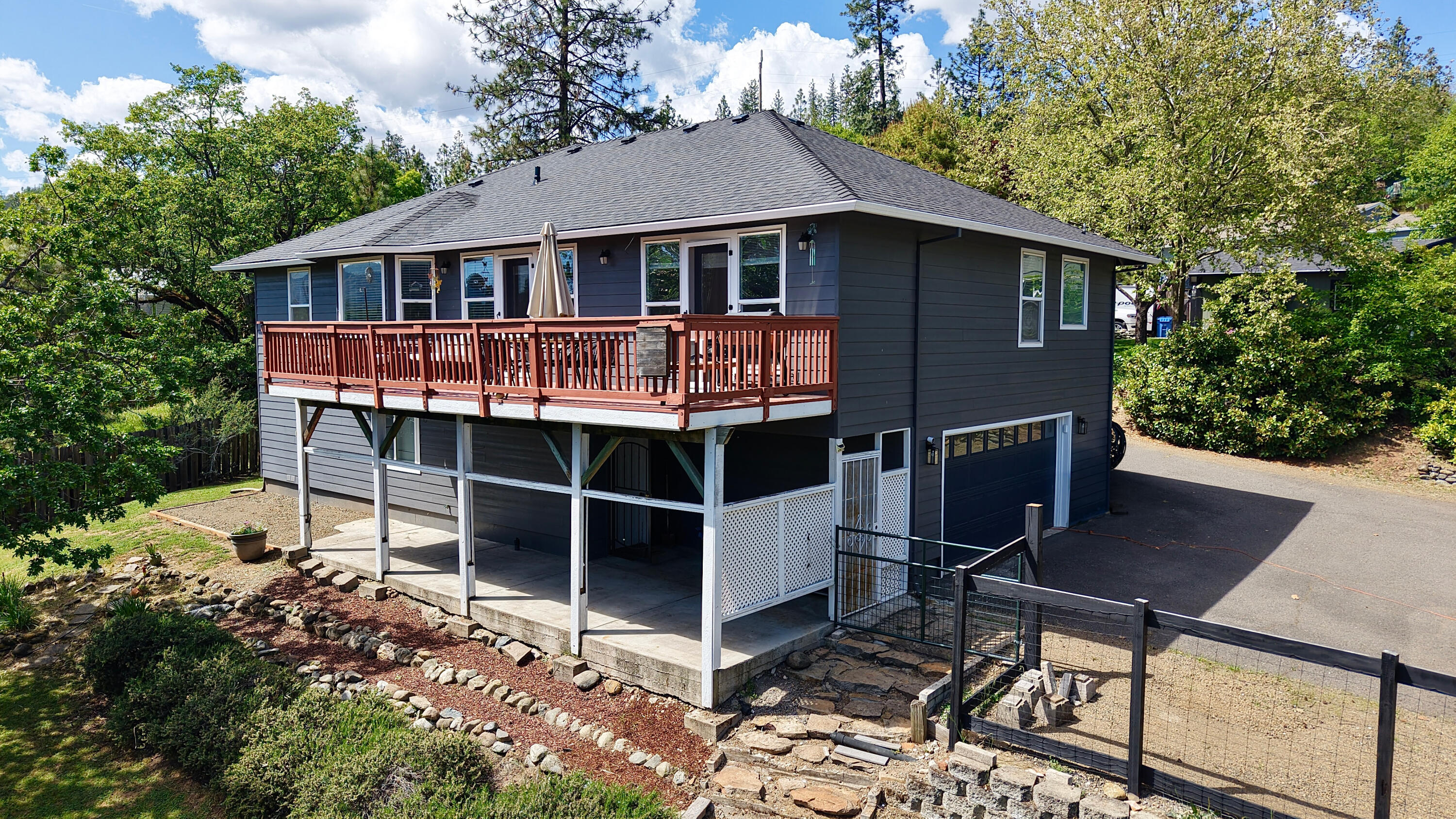 381 Pinetop Terrace Shady Cove, OR 97539 - Photo 2 of 66