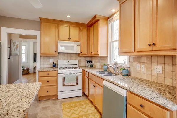 $3,295 | 3521 Girard Avenue South, Minneapolis, MN 55408
