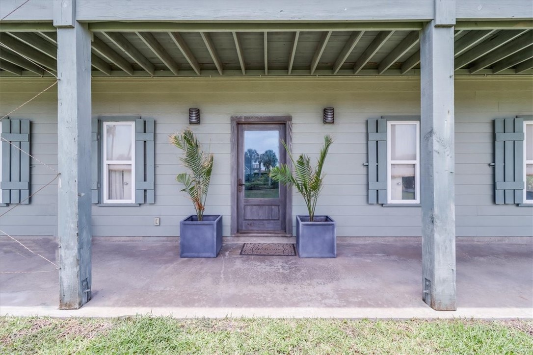 488 Margo Lane Port Aransas, TX 78373 - Photo 4 of 40 a front view of a house