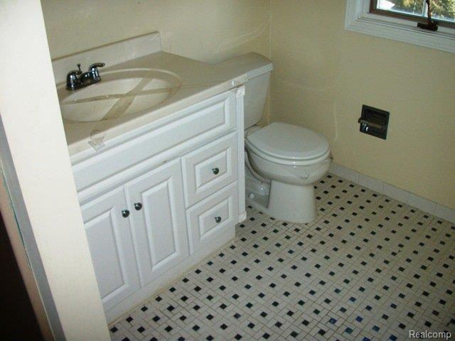 586 Neff Road Grosse Pointe, MI 48230 - Photo 2 of 12 264-029084 - Bathroom 3.JPG