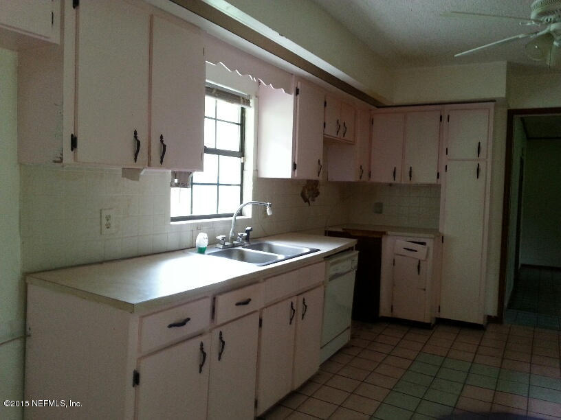 243 Dusty Road St. Augustine, FL 32095 - Photo 6 of 25 a kitchen with a sink and cabinets