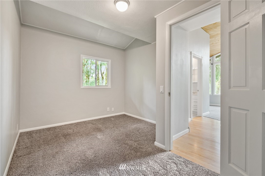 19523 Southeast May Valley Road Issaquah, WA 98027 - Photo 20 of 39