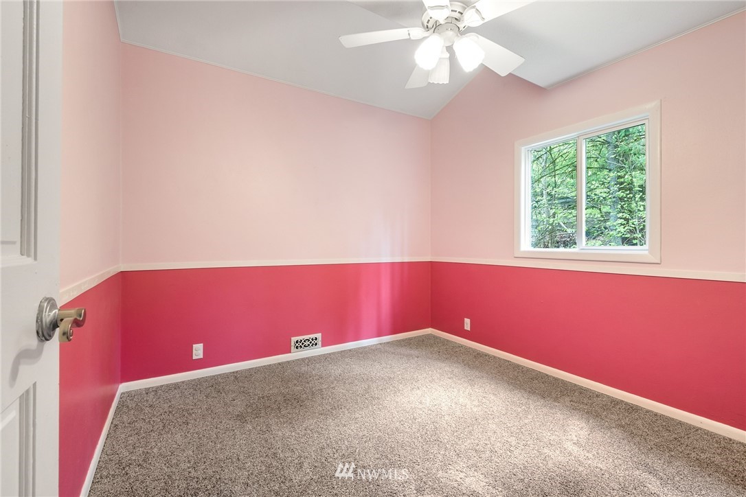 19523 Southeast May Valley Road Issaquah, WA 98027 - Photo 21 of 39
