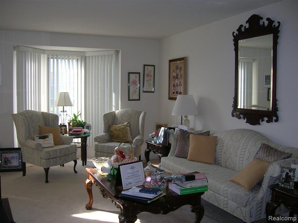 2471 Dover Rochester, MI 48309 - Photo 3 of 9 Living Room