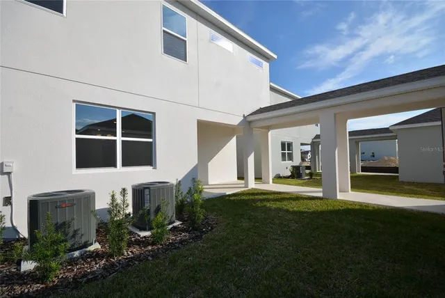 a view of house with front yard