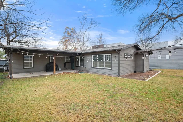 a view of a house with a yard and garage