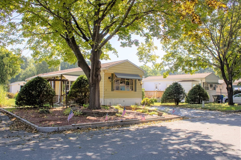 28 Lamplighter Lane Springfield, MA 01119 - Photo 1 of 27 Gallery Image 1