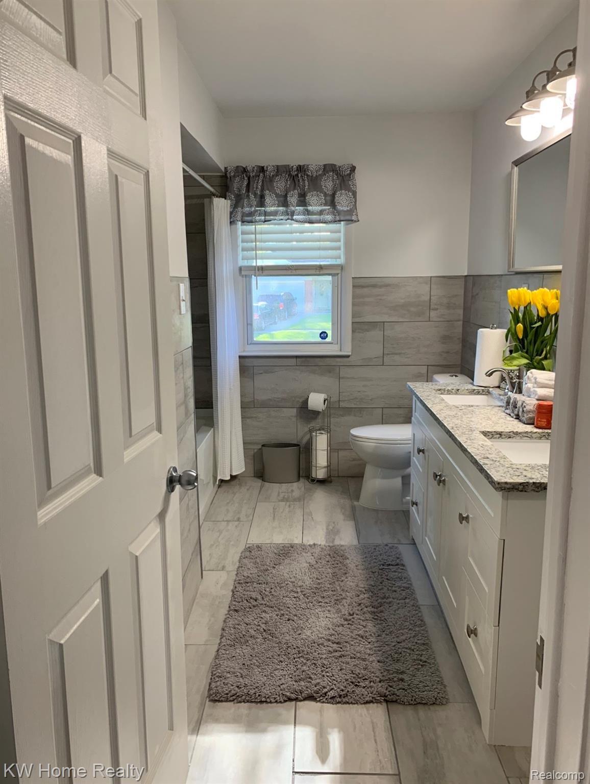 285 Cherokee Road Pontiac, MI 48341 - Photo 21 of 38 Main Bath 1.jpg
