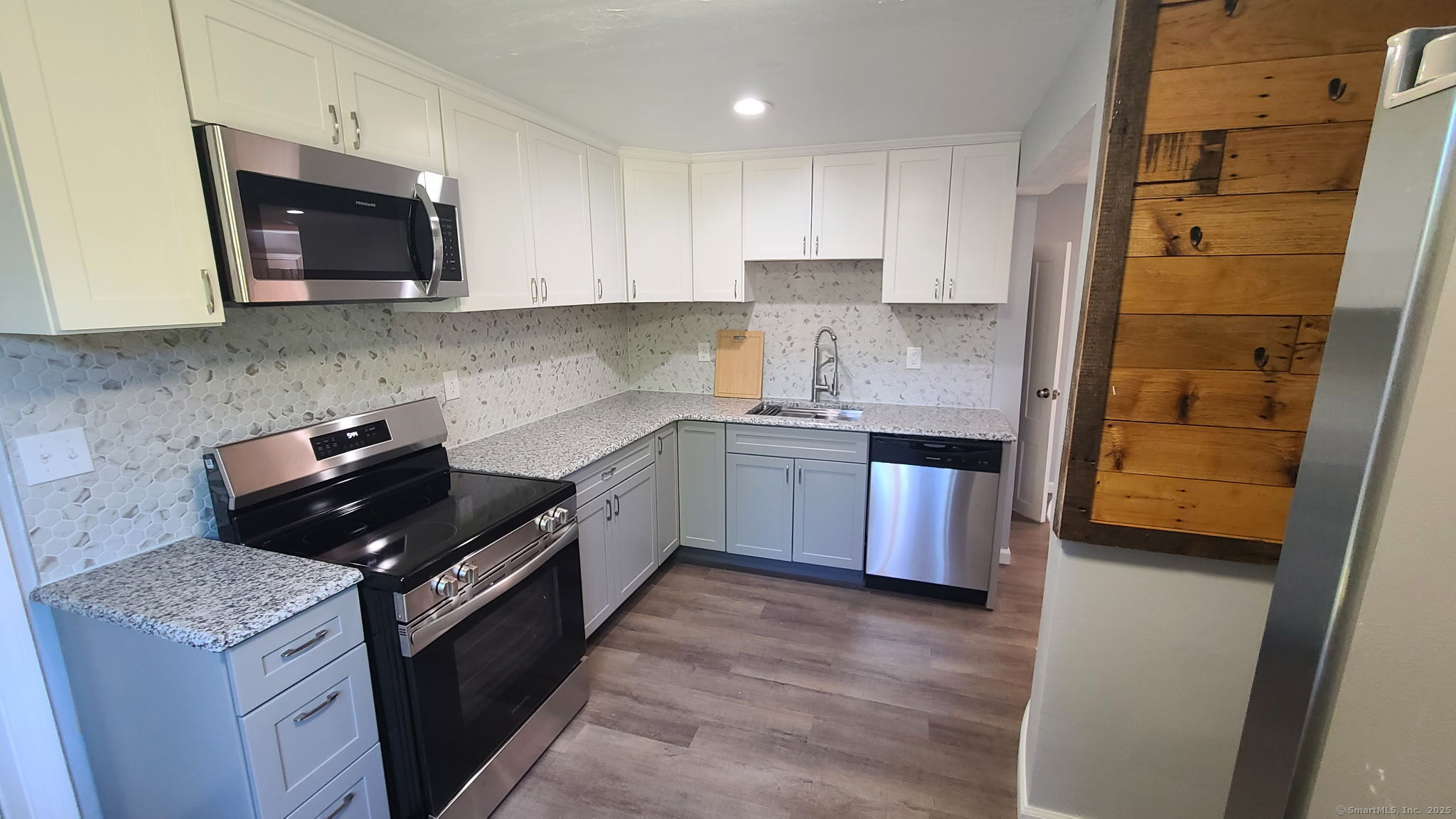 15 Stock Place Manchester, CT 06042 - Photo 3 of 18