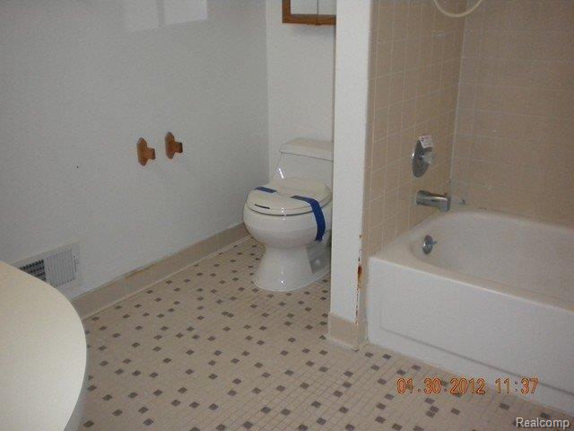 24554 Greenhill Road, Unit 27 Warren, MI 48091 - Photo 7 of 8 DSCN2135.JPG