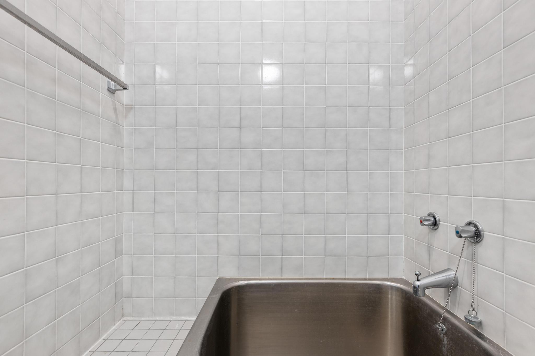 234 Kipa Street Hilo, HI 96720 - Photo 25 of 30 a bathroom with a bathtub