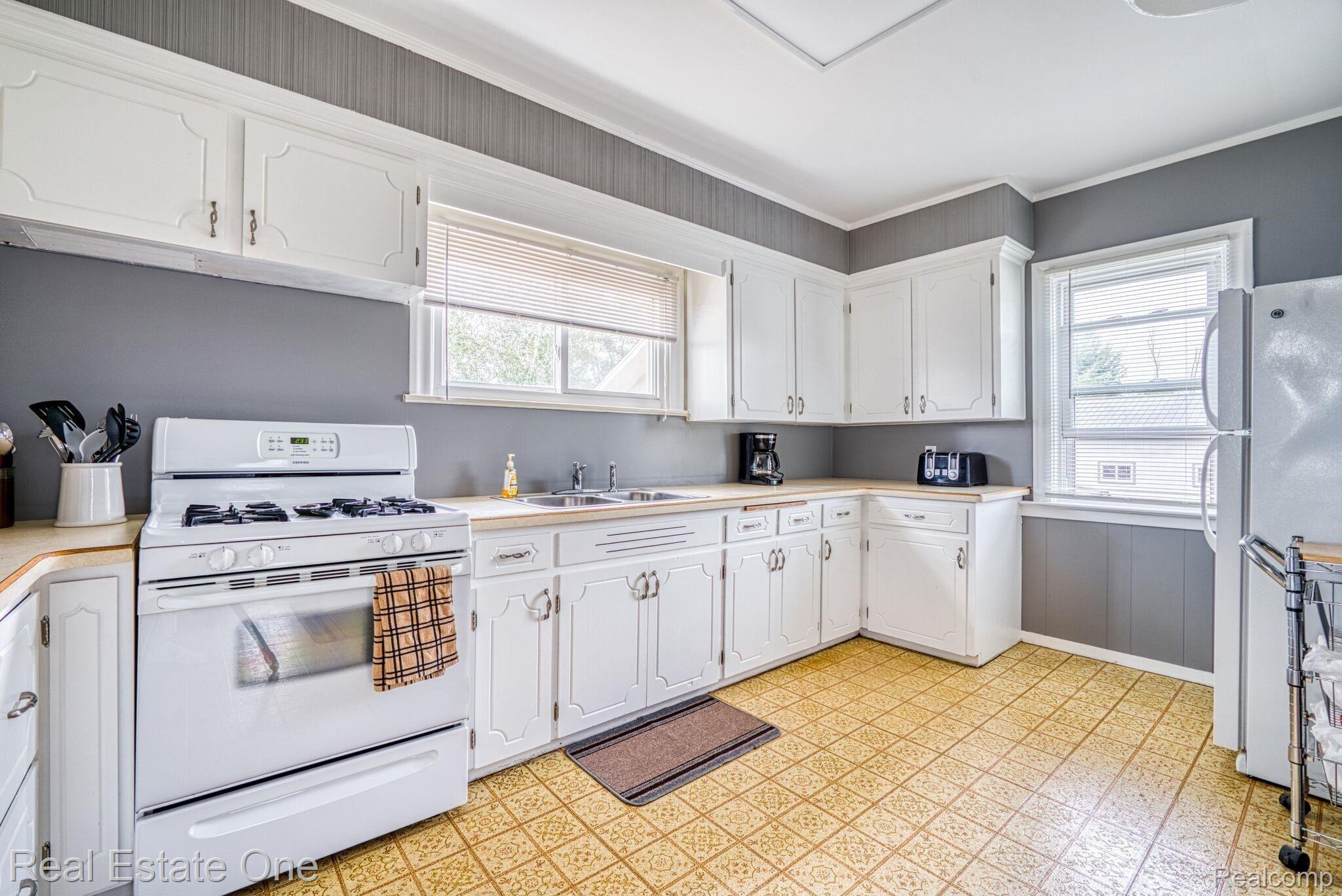 26161 Hagen Road New Baltimore, MI 48051 - Photo 12 of 34 Hagen kitchen.jpeg