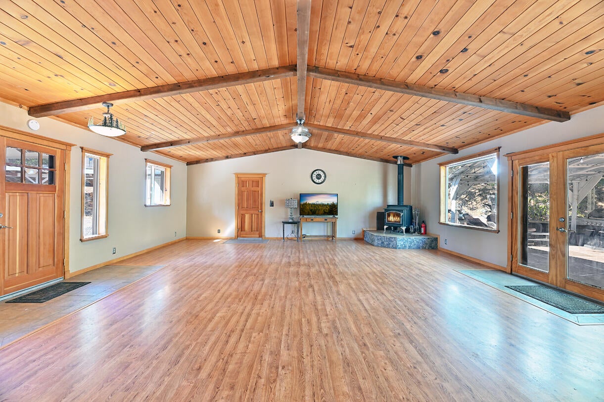 1040 Garner Road Cave Junction, OR 97523 - Photo 9 of 50 Family Room