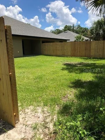 a view of a backyard