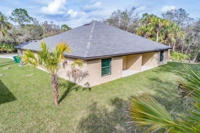 a view of a house with a yard