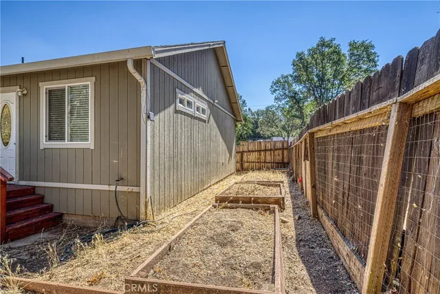 a view of a pathway of a house with wooden fence