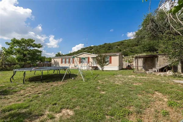 a view of a backyard