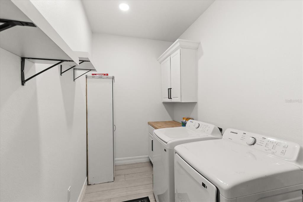 812 Chastain Road Seffner, FL 33584 - Photo 20 of 26 a utility room with dryer and washer