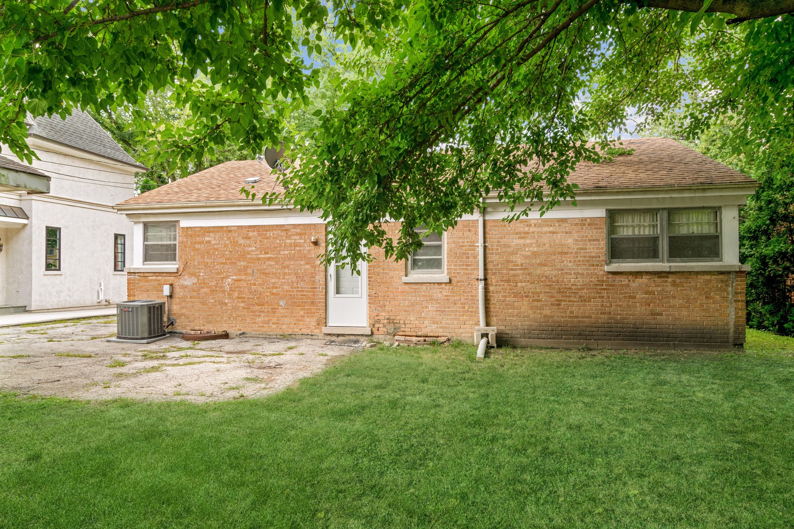609 North County Line Road Hinsdale, IL 60521 - Photo 11 of 12 a view of a backyard of the house
