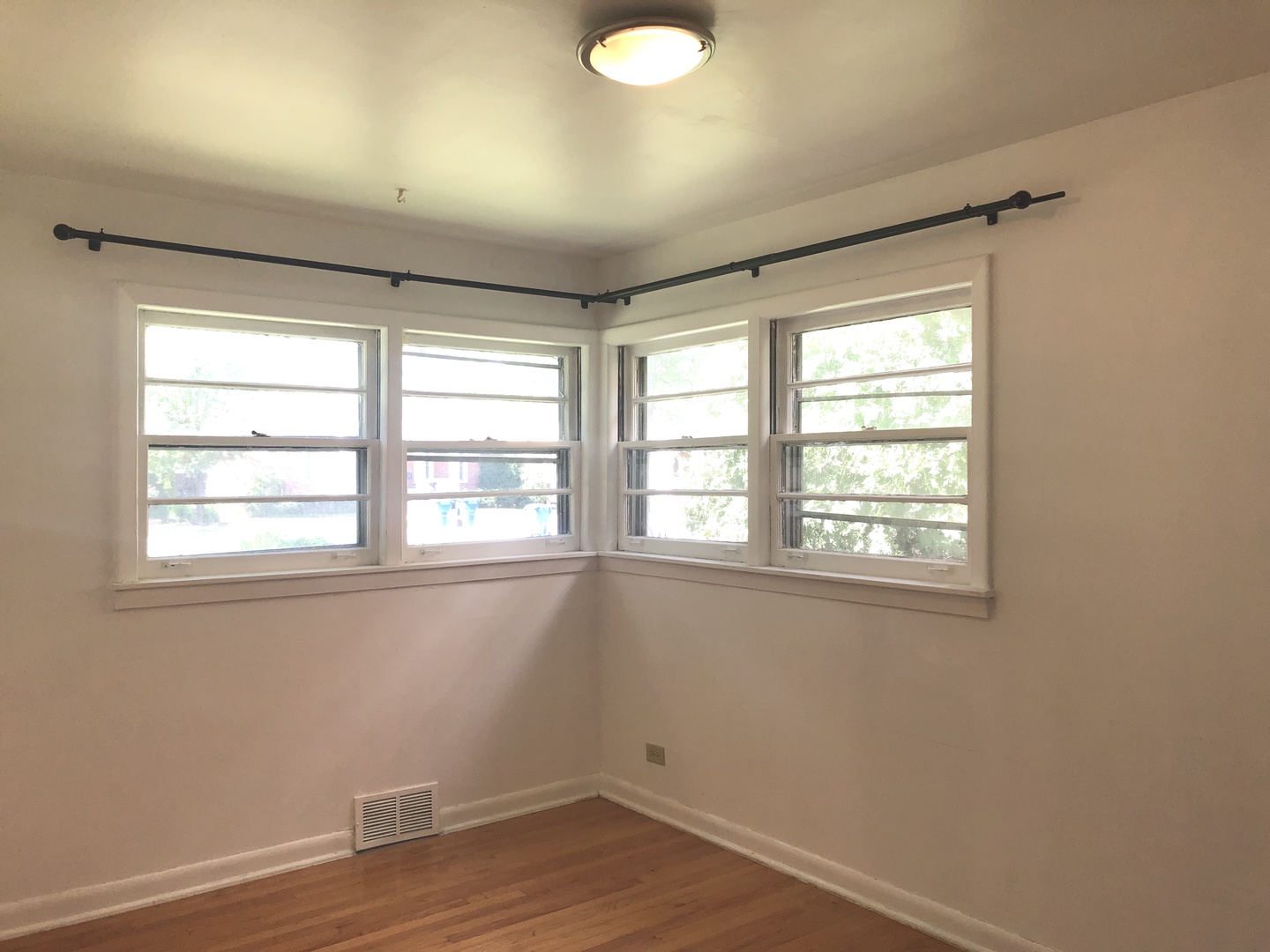609 North County Line Road Hinsdale, IL 60521 - Photo 7 of 12 a view of an empty room with wooden floor and a window