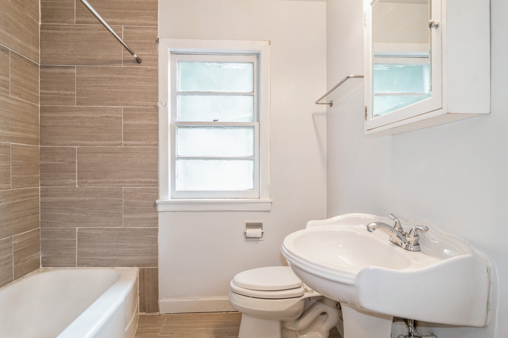 609 North County Line Road Hinsdale, IL 60521 - Photo 9 of 12 a bathroom with a sink a toilet and bathtub