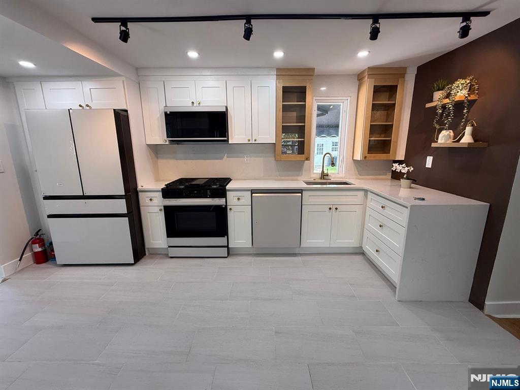 867 River Road Teaneck, NJ 07666 - Photo 5 of 32